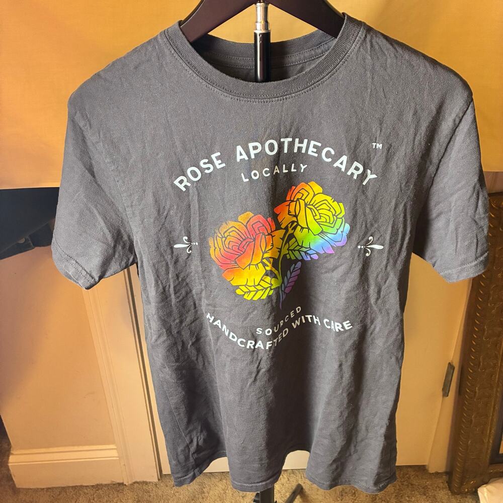 Schitt's Creek Rose Apothecary Rainbow Roses Graphic T Shirt XS Black 2022